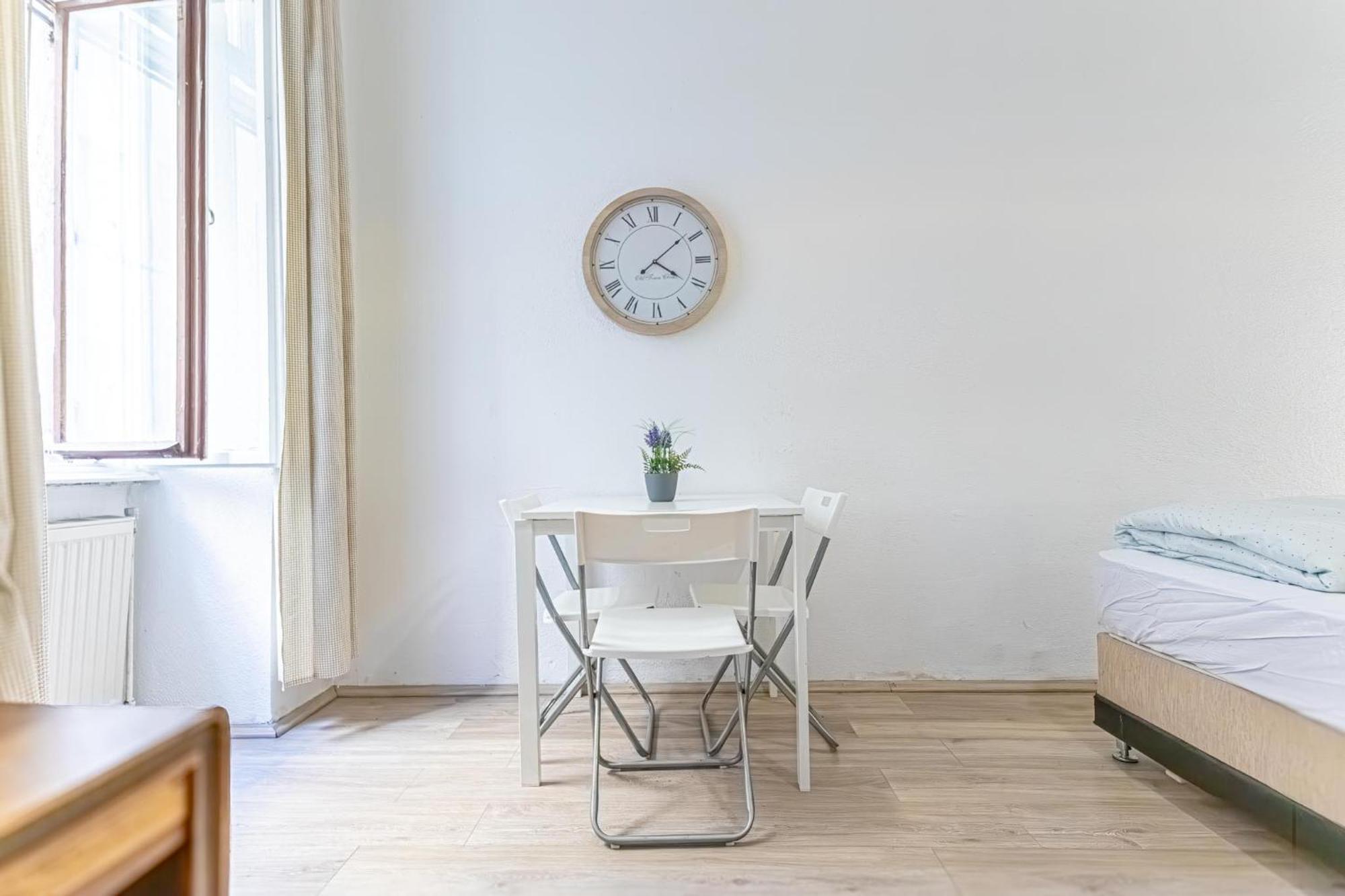 Chic Apartment- Suitable For Longstays Near Matzleinsforferplatz Wenen Buitenkant foto